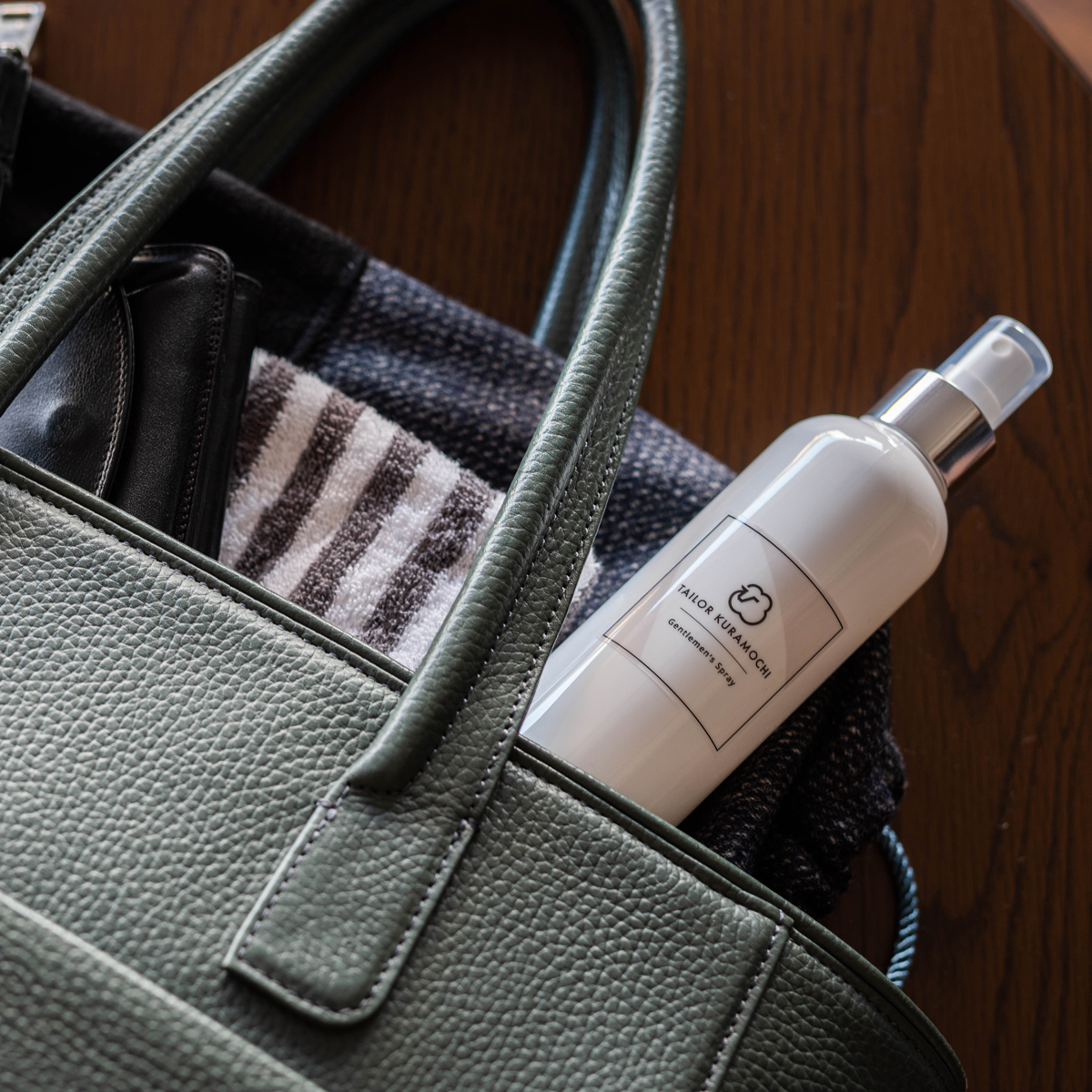 テーラークラモチのGentlemen's Sprayとレザーバッグ、チェック柄の生地