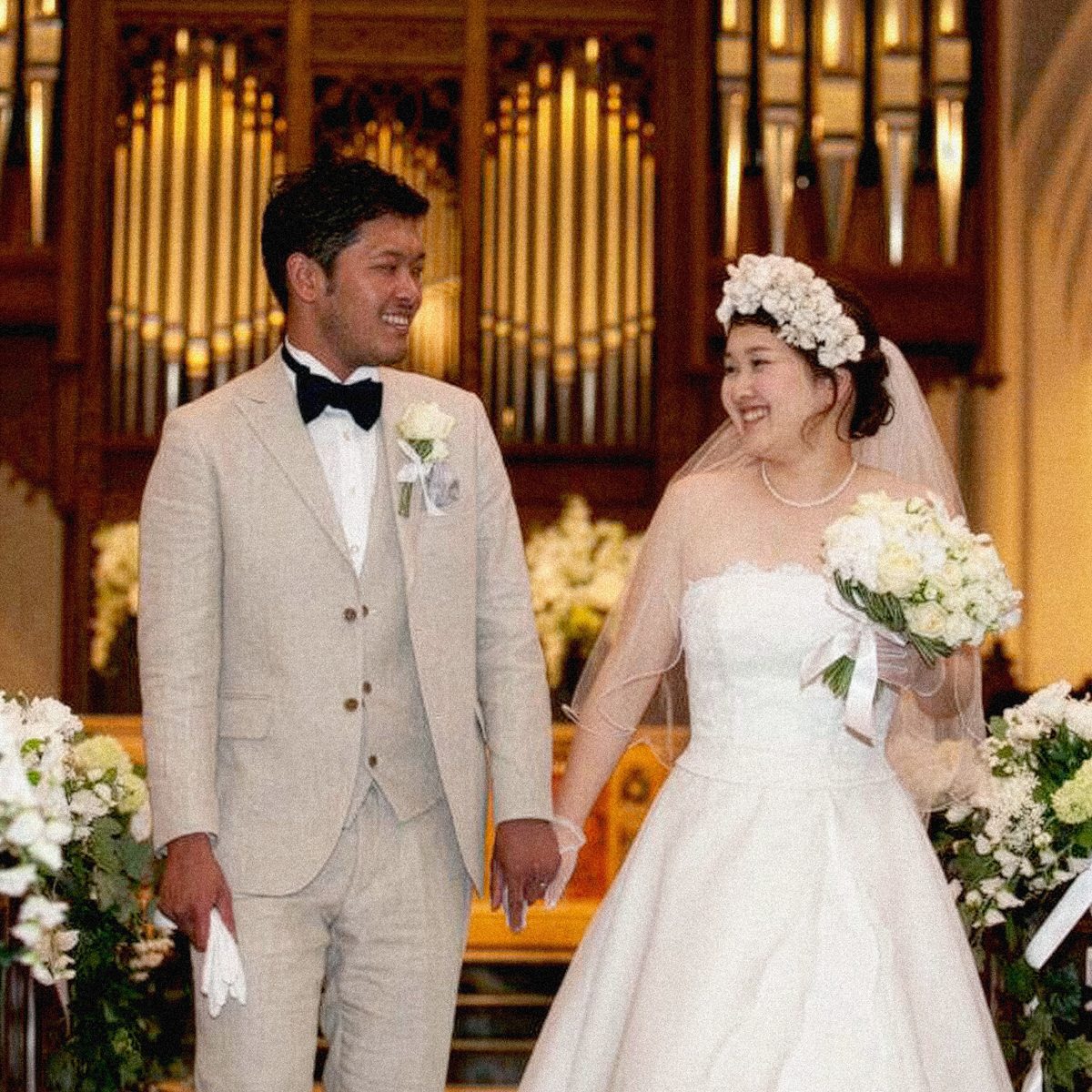 ティアラを着けた新婦と新郎の顔写真