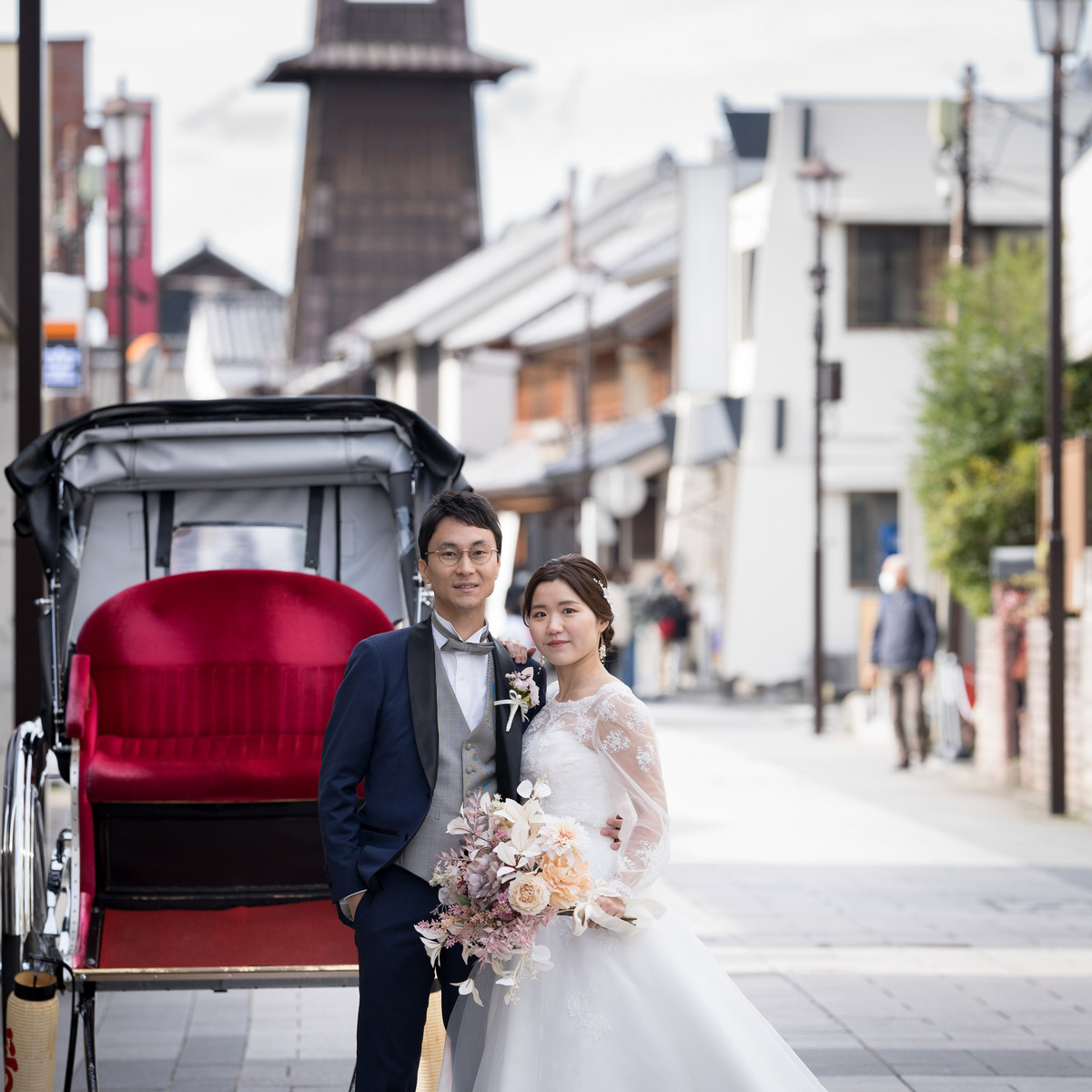 人力車に乗った新郎新婦が川越の蔵造りの町並みで記念撮影