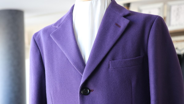 レアな紫の生地でコートを仕立てる