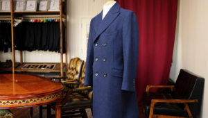 ブルーソラーロのコンテンポラリースーツ仕様のスーツ