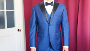 アリストンのベージュにブルーのチェックが個性的なスーツスタイリング