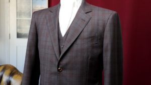 襟付きベストとセミピークのジャケットが特徴的なネイビーブルーのスーツ